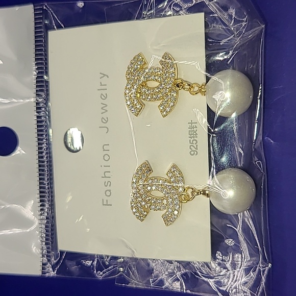 Gold tone pierced earrings with faux stones and faux pearls nwt vintage look - Picture 1 of 8